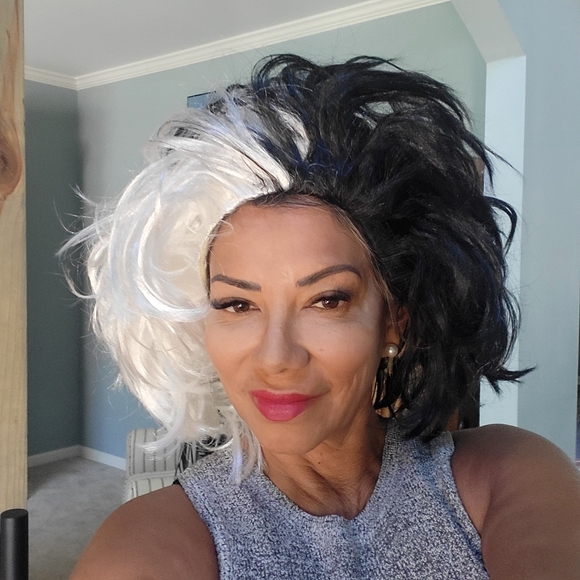 Cruella Deville Costume set Wig + Accessories - Picture 2 of 8